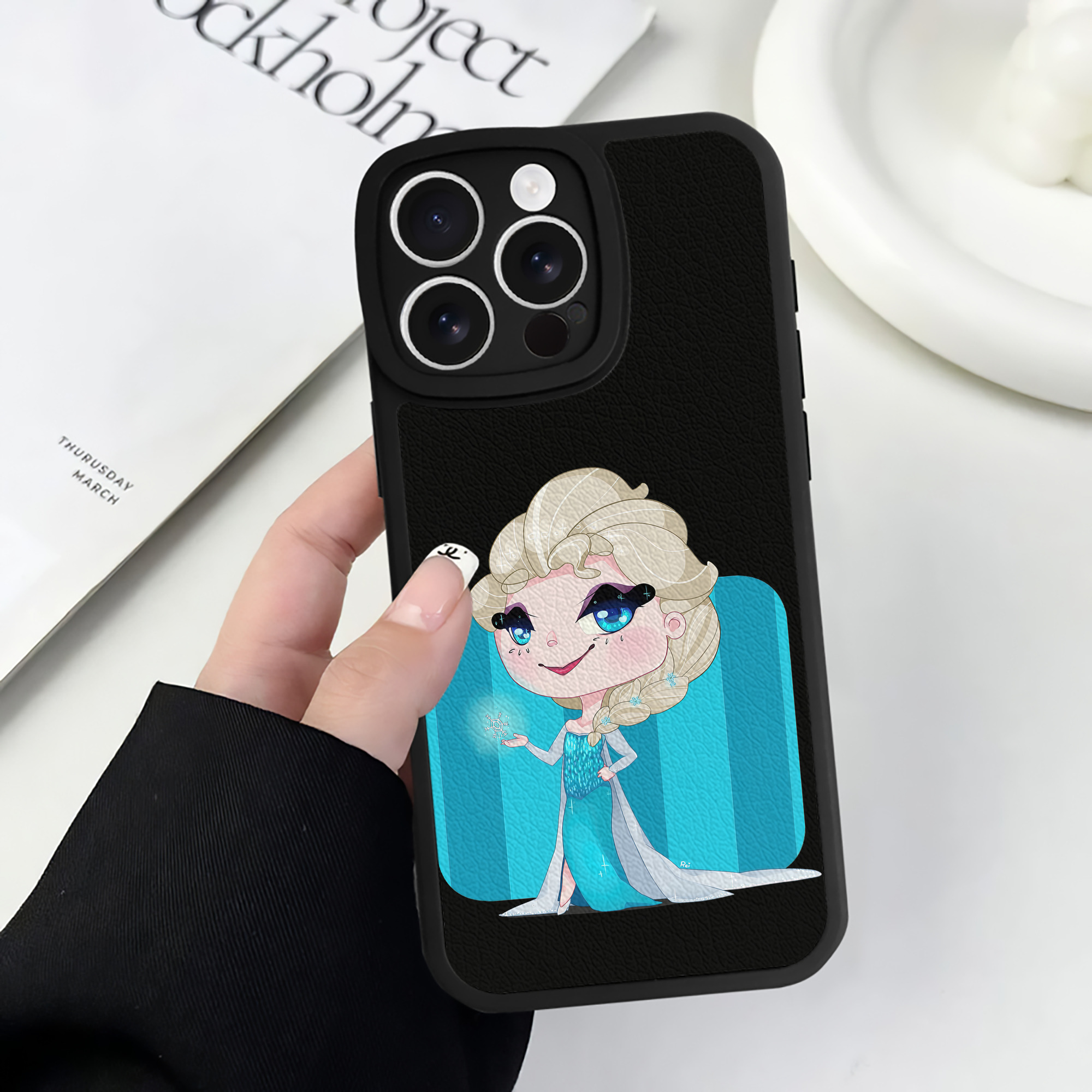 （画像用） アナと雪の女王 アンナ エルサ Frozen Anna Elsa 【iPhone 16シリーズ対応】シリコンスマホケース（レザー調） 材質：シリコン